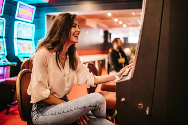 Dealer profesional menjalankan permainan live casino